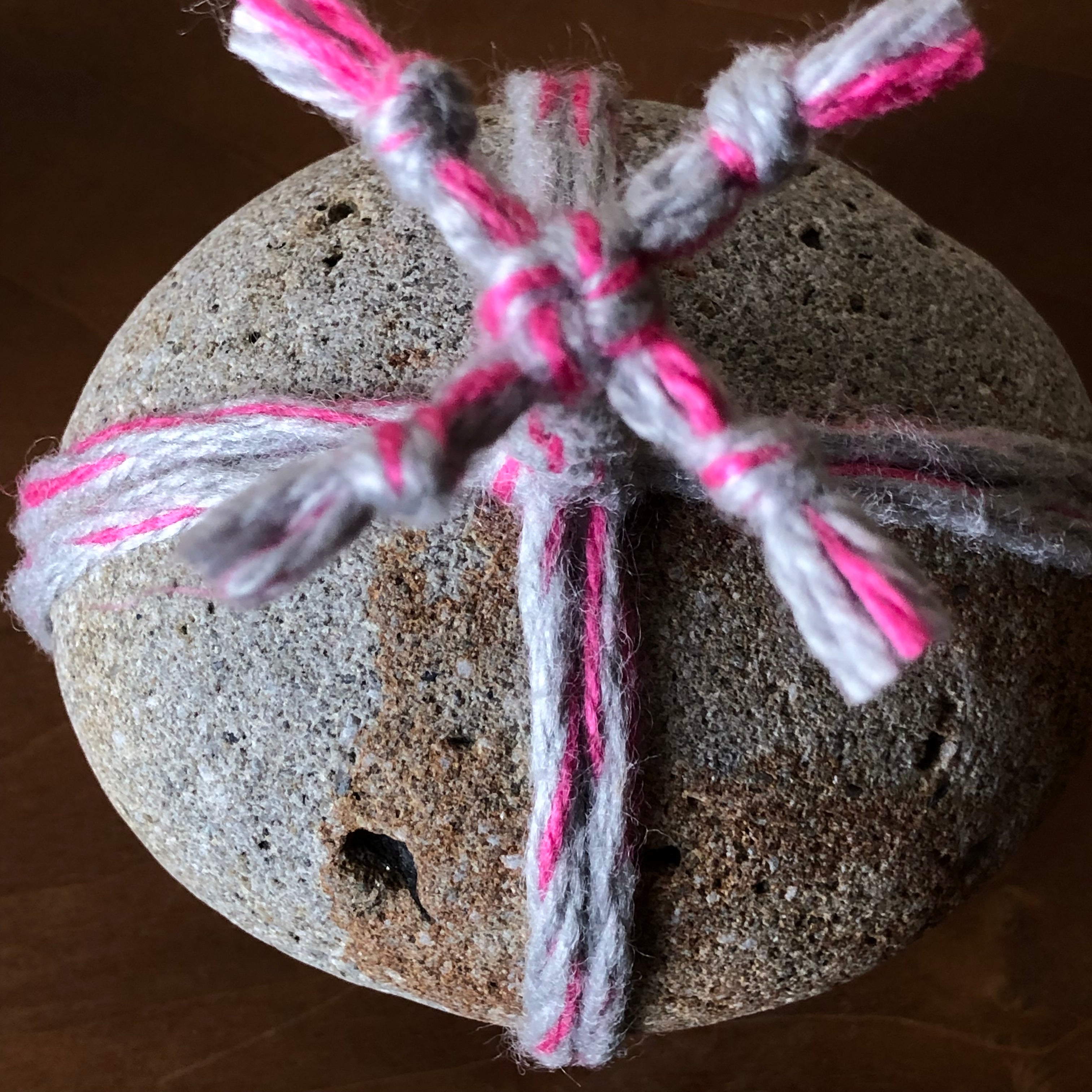 関守石　パラコード　ネオンパープル　止め石　ペーパーウェイト 関守石 パラコード ネオンパープル 止め石 ペーパーウェイト 【公式通販】